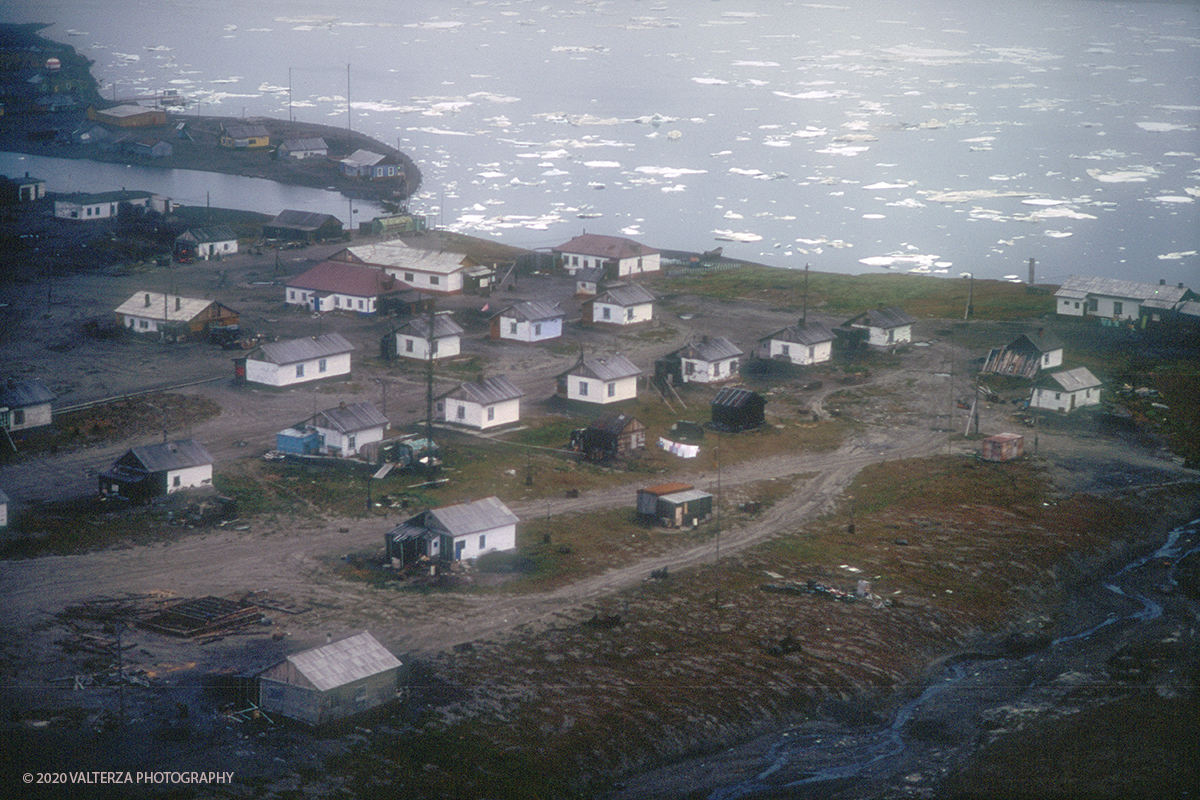 77 SIBERIA.jpg - Luglio/Agosto 1992. Siberia, terra dei Chukchi. Nell'oceano artico  125 Km a nord-est della penisola dei Chukchi (Siberia) c'Ã¨ l'isola di Wrangel, essa ospita piÃ¹ del doppio di specie vegetali (417) di qualsiasi territorio artico a paritÃ  di superficie nonchÃ¨ 30 specie diverse di uccelli oltre ad orsi polari, foche e trichechi ; per questo motivo   Ã¨ stata proclamata patrimonio dell'umanitÃ  dall'UNESCO. Nella foto il villaggio di Ushakovskii, circa 100 abitanti, unico insediamento umano nell'isola.